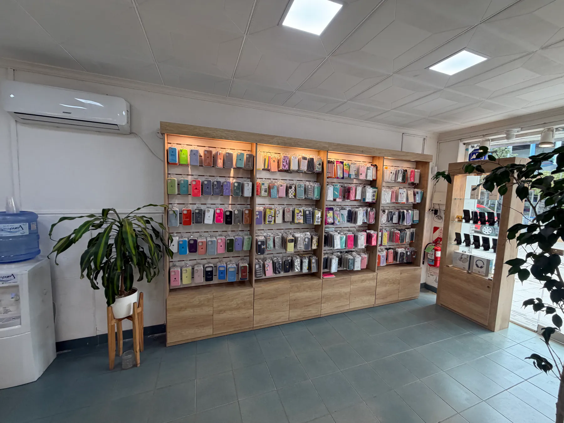 Exhibición de accesorios en el local Celulares VD